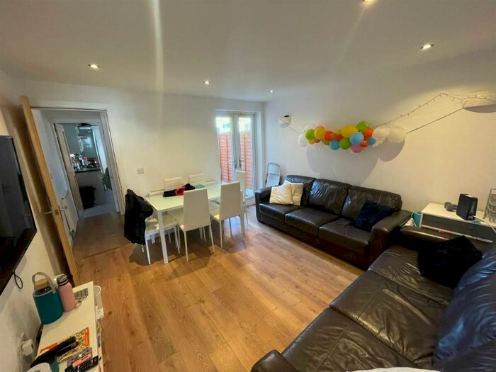 5 Bedroom Terraced House To Rent In Warwards Lane, Selly Oak, Birmingham, B29