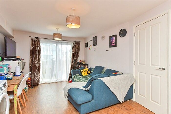 2 Bedroom Flat For Sale In Mile Oak Road, Portslade, East Sussex, BN41