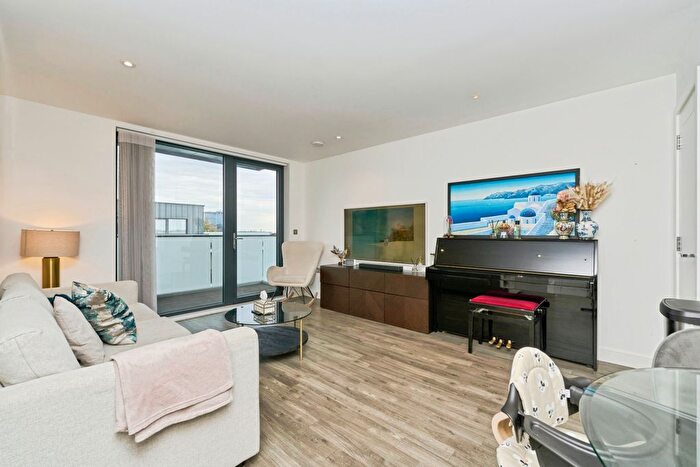 2 Bedroom Flat For Sale In Chiswick High Road, London, W4