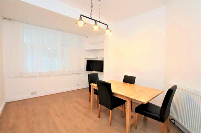 3 Bedroom Flat To Rent In Sunny Gardens Parade, Hendon, NW4