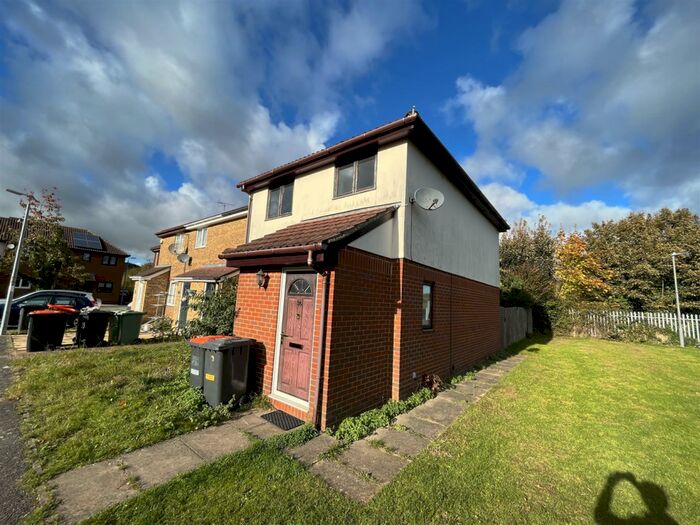 3 Bedroom Semi-Detached House To Rent In Readers Close, Dunstable, LU6