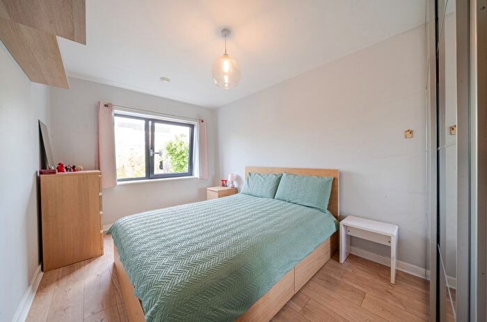 2 Bedroom Flat For Sale In Devonshire House, Putney Hill, London, SW15