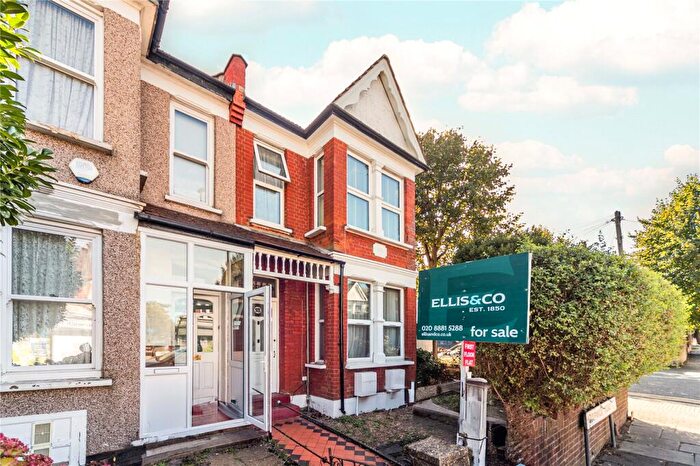 2 Bedroom Apartment For Sale In Warwick Road, London, N11