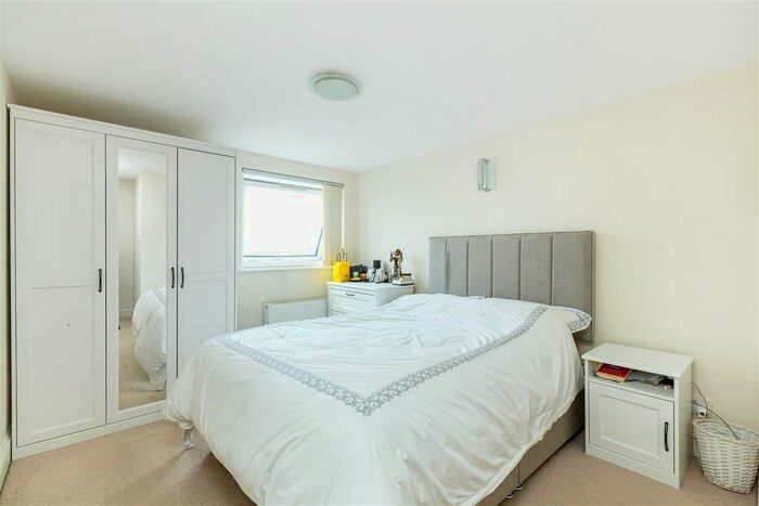 2 Bedroom Flat To Rent In Upper Richmond Road West, East Sheen, SW14