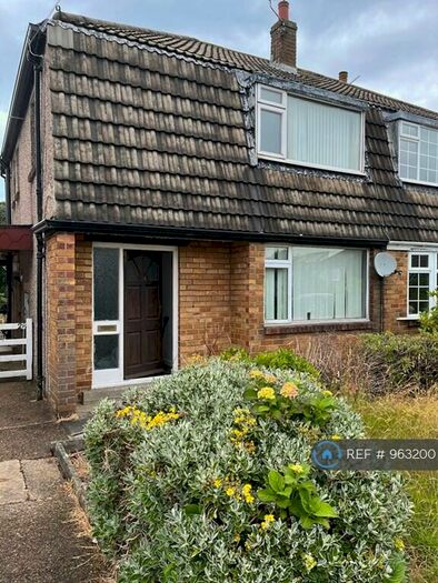 3 Bedroom Semi-Detached House To Rent In Brantwood Oval, Bradford, BD9