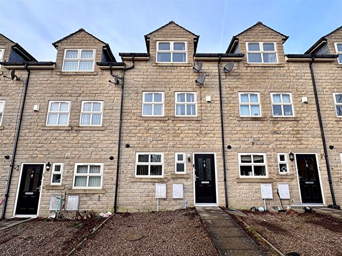 4 Bedroom Town House For Sale In Rushdene Court, Wyke, Bradford, BD12