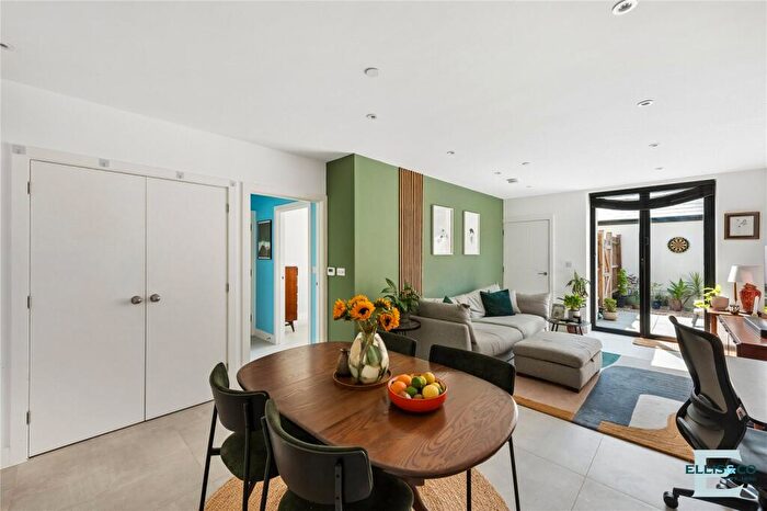 1 Bedroom Apartment For Sale In Summerhill Road, London, N15