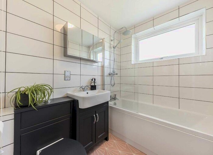 2 Bedroom Flat To Rent In Mercier Road, London, SW15