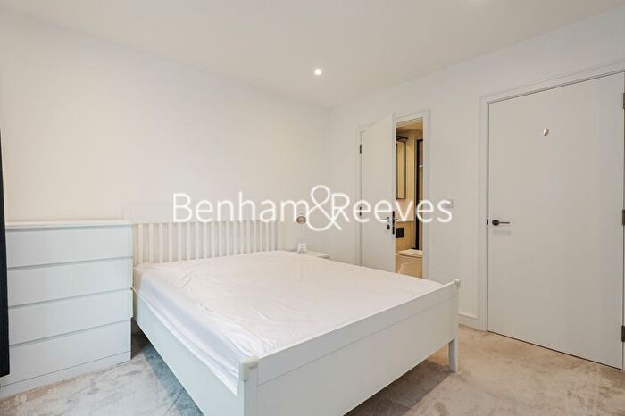 2 Bedroom Flat To Rent In Cedrus Avenue, Southall, UB1
