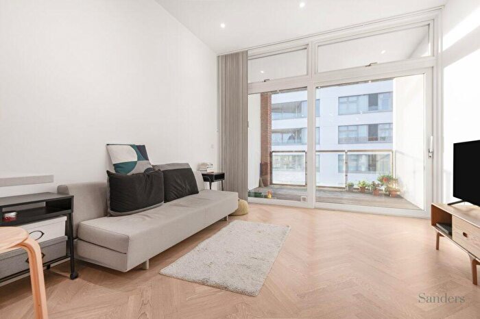 2 Bedroom Flat To Rent In Sterling Way, Islington, London, N7