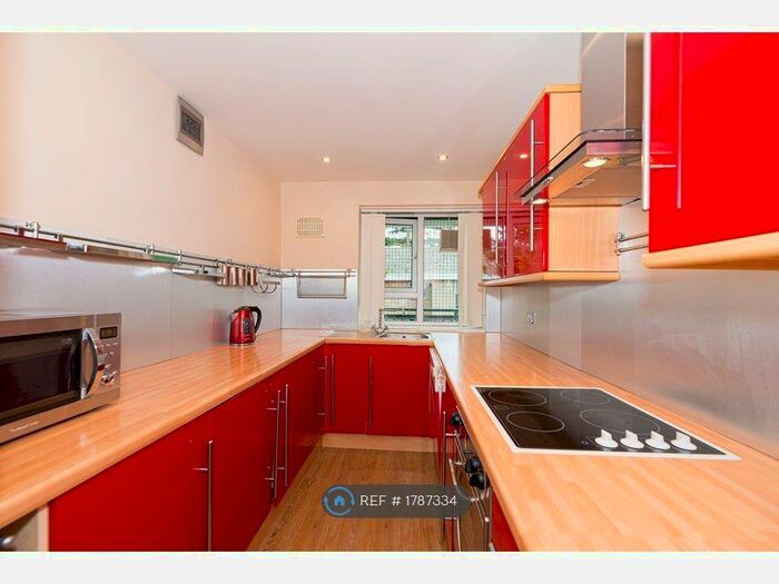 3 Bedroom Flat To Rent In Smithwood Close, London, SW19