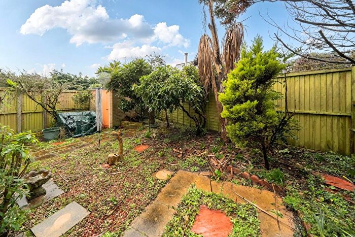 3 Bedroom End Of Terrace House For Sale In St. Marys Green, Kennington, Ashford, TN24 - Photo 2