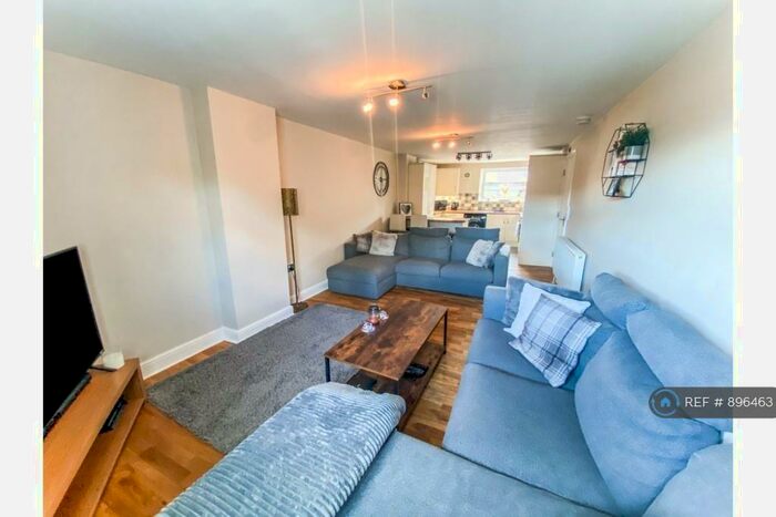 2 Bedroom Flat To Rent In Halls Of Freedom, Queensbury, Bradford, BD13