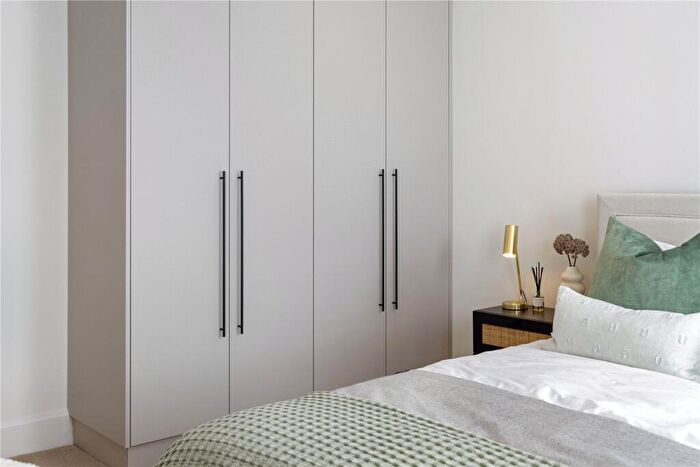 1 Bedroom Flat For Sale In Jubilee Gardens, Oatlands Drive, Weybridge, KT13