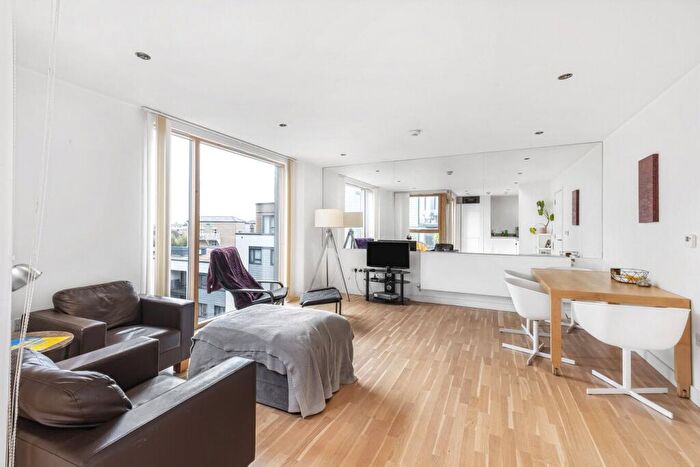 2 Bedroom Apartment To Rent In Cobblestone Square, London, E1W