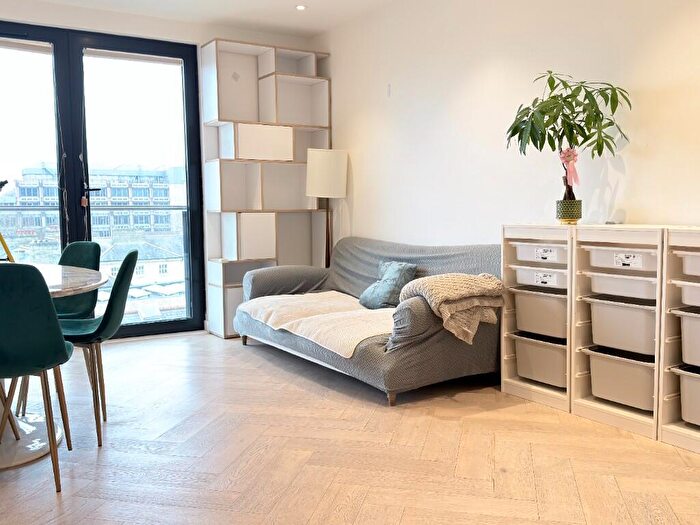 2 Bedroom Flat To Rent In Eastlight Apartment, Dock Street, London, , [Ref:NcqHzw], E1