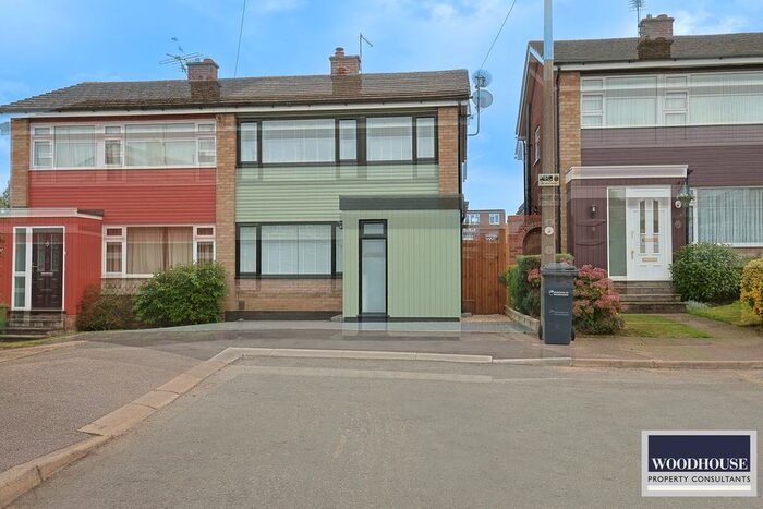 3 Bedroom Semi-Detached House To Rent In Goodwood Close, Hoddesdon, EN11