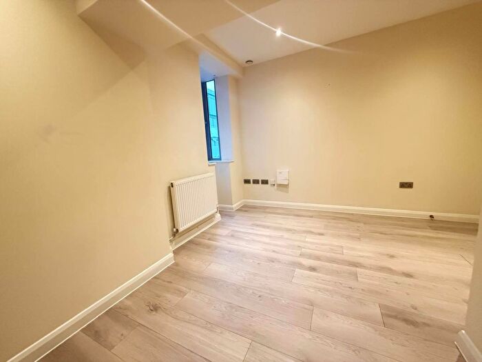 2 Bedroom Flat To Rent In High Street, Camberley, GU15