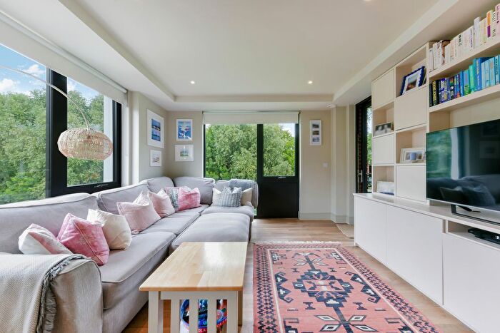 2 Bedroom Flat To Rent In Waterbank House, SW18