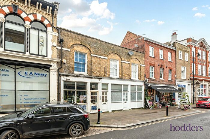 2 Bedroom Flat For Sale In Guildford Street, Chertsey, Surrey, KT16