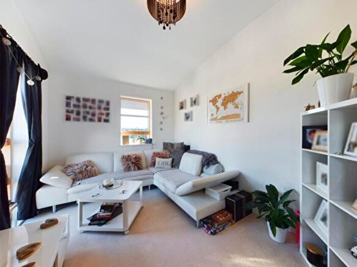 1 Bedroom Flat To Rent In Chertsey, Surrey, KT16