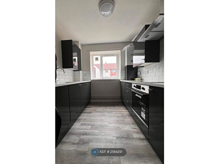 3 Bedroom Flat To Rent In Knights Court, Salford, M5