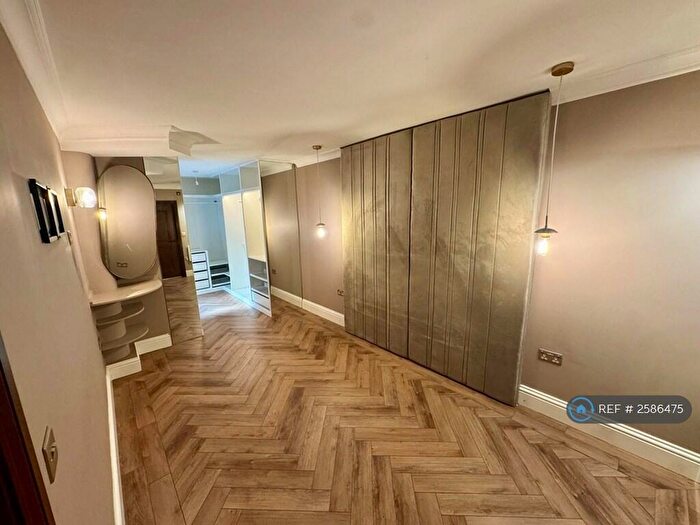 4 Bedroom Flat To Rent In Tudor House, Brighouse, HD6