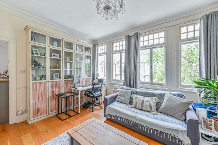 1 Bedroom Flat To Rent In Longbeach Road, Clapham Common North Side, London, SW11