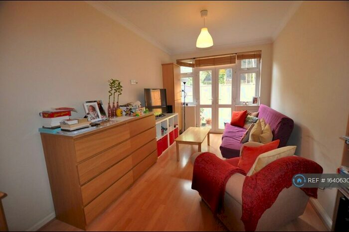 2 Bedroom Flat To Rent In Golders Green Crescent, London, NW11