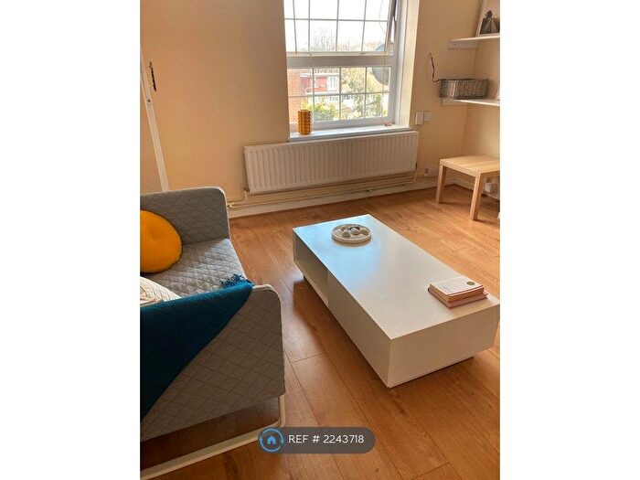 3 Bedroom Flat To Rent In Haddo House, London, SE10