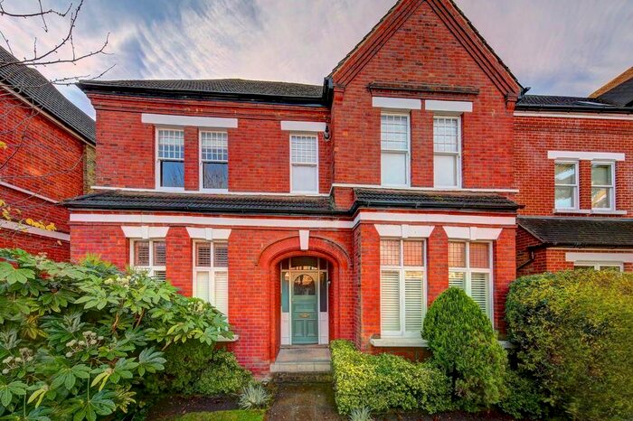 1 Bedroom Flat To Rent In Vicarage Road, Hampton Wick, Kingston Upon Thames, KT1