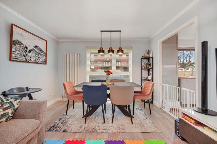 2 Bedroom Flat For Sale In Shurland Avenue, Barnet, EN4