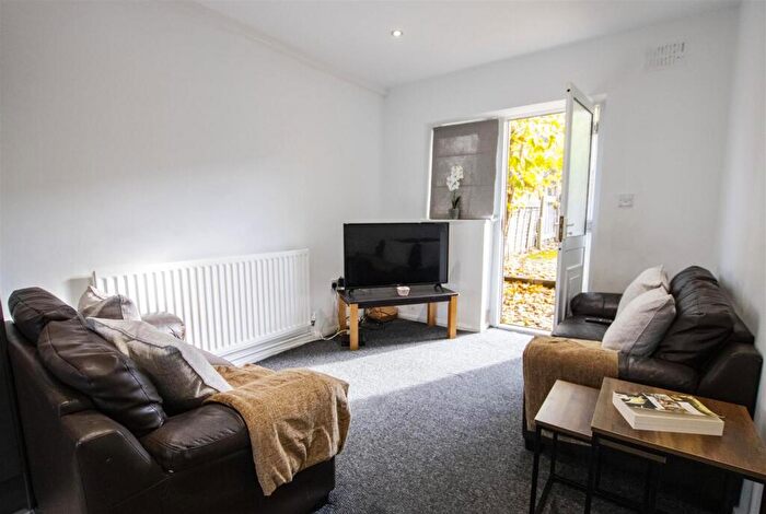 5 Bedroom House To Rent In Fladbury Crescent, Birmingham, West Midlands, B29