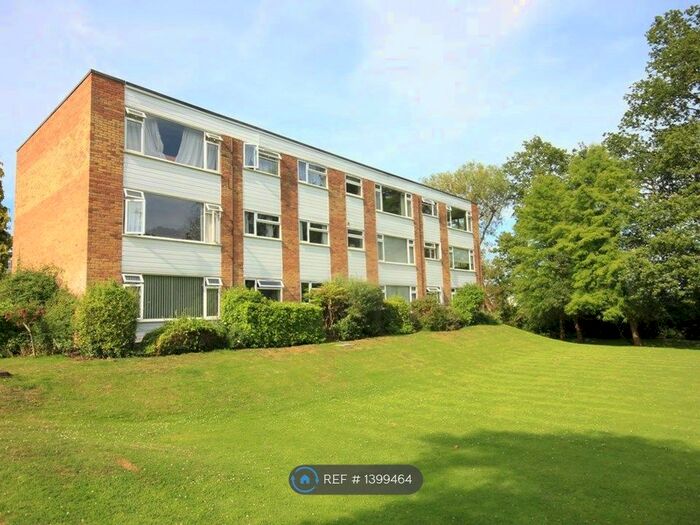 2 Bedroom Flat To Rent In Claremont Avenue, Surrey, GU22