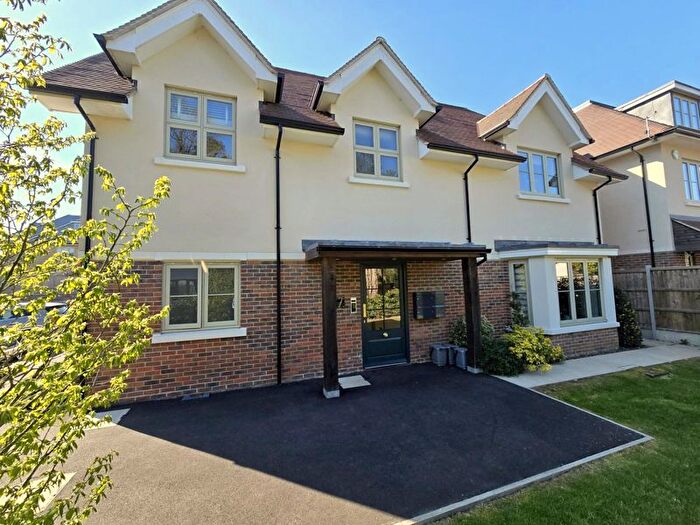 1 Bedroom Flat For Sale In Elizabeth Grove, Bushey Heath, WD23