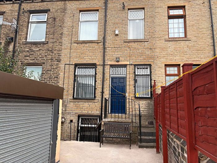 4 Bedroom Terraced House To Rent In Parkside Road, Bradford, West Yorkshire, BD5