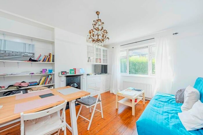 2 Bedroom Flat To Rent In West Sheen Vale, Richmond, TW9