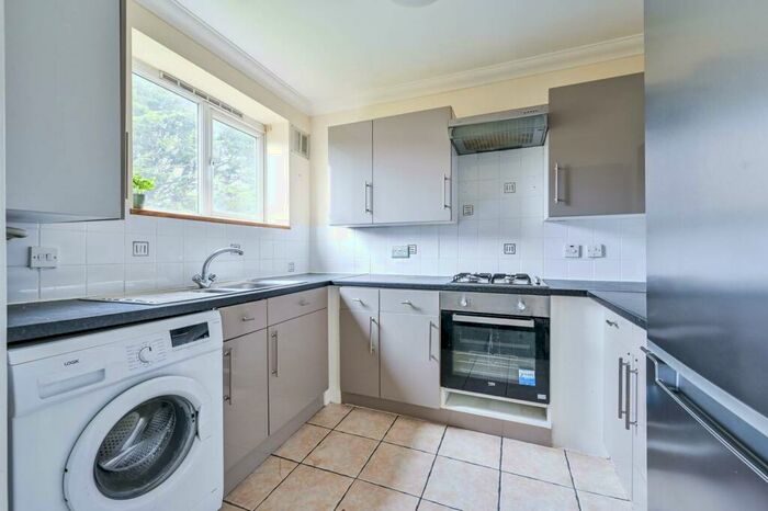2 Bedroom Maisonette To Rent In Courtlands Avenue, Lee, London, SE12