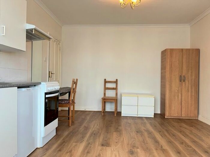 Studio To Rent In Firs Park Avenue, Edmonton Winchmore Hill, N21