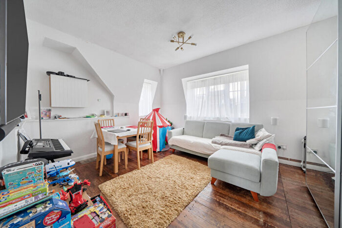 2 Bedroom Apartment For Sale In Thurbarn Road, London, SE6