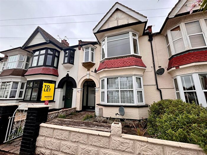 1 Bedroom Flat To Rent In Dundonald Drive, Leigh-On-Sea, SS9