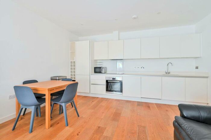 2 Bedroom Flat To Rent In Waleorde Road, Elephant And Castle, London, SE17