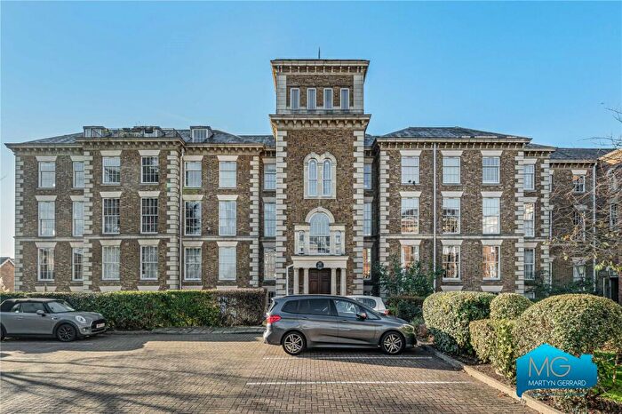 2 Bedroom Apartment To Rent In Royal Drive, New Southgate, London, N11