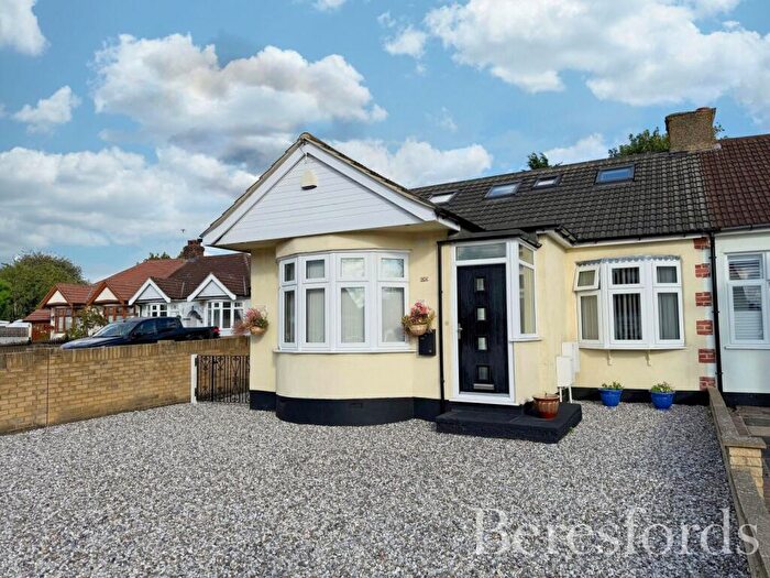 4 Bedroom Bungalow For Sale In Patricia Drive, Hornchurch, RM11