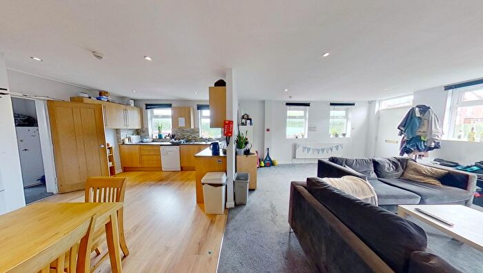 6 Bedroom Terraced House To Rent In Newport View, Burley, Leeds, LS6