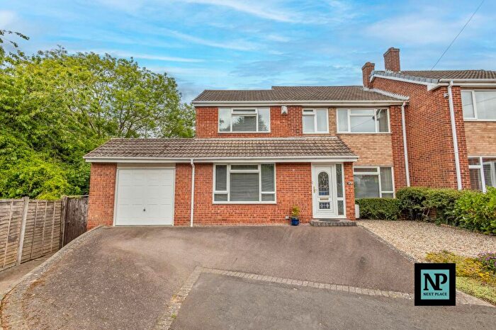 4 Bedroom Semi-Detached House For Sale In Hemlingford Road, Kingsbury, B78