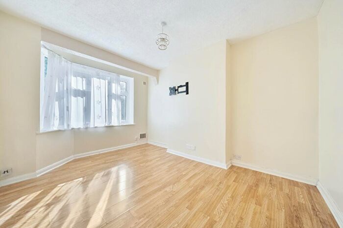 2 Bedroom Apartment To Rent In Chinbrook Road, London, SE12