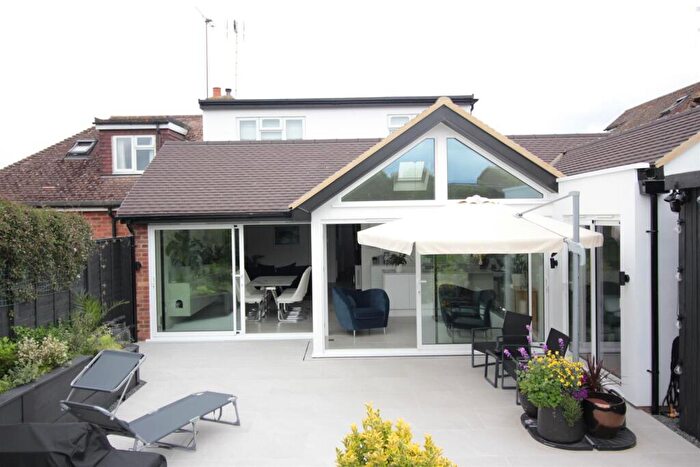 5 Bedroom Semi-Detached Bungalow To Rent In New Road, Bourne End, SL8