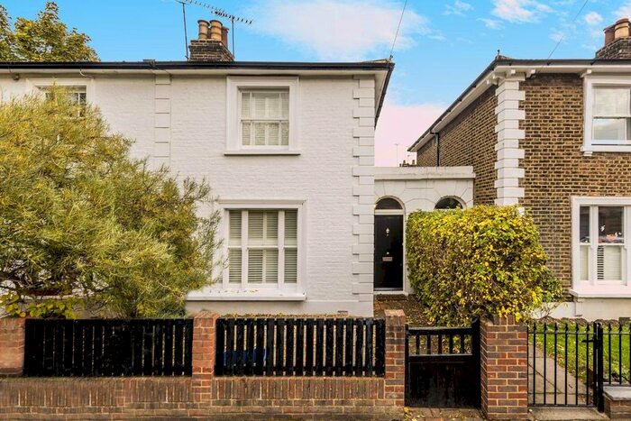 2 Bedroom Property To Rent In Dunstable Road, Richmond, TW9