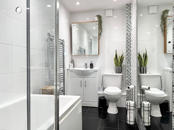 2 Bedroom Flat For Sale In Grymsdyke Road, Wigginton, HP23